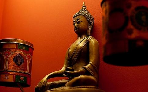 以佛法之光照亮前进的方向 \