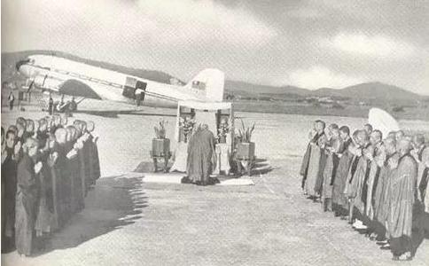 1955年10月15日，广州佛教徒恭送佛牙舍利赴缅甸。